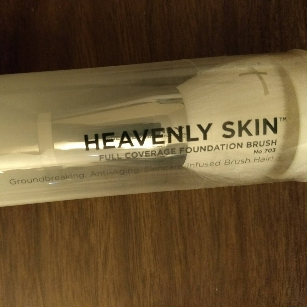 NIB IT Cosmetics Heavenly Skin Full Coverage Foundation Brush No. 703